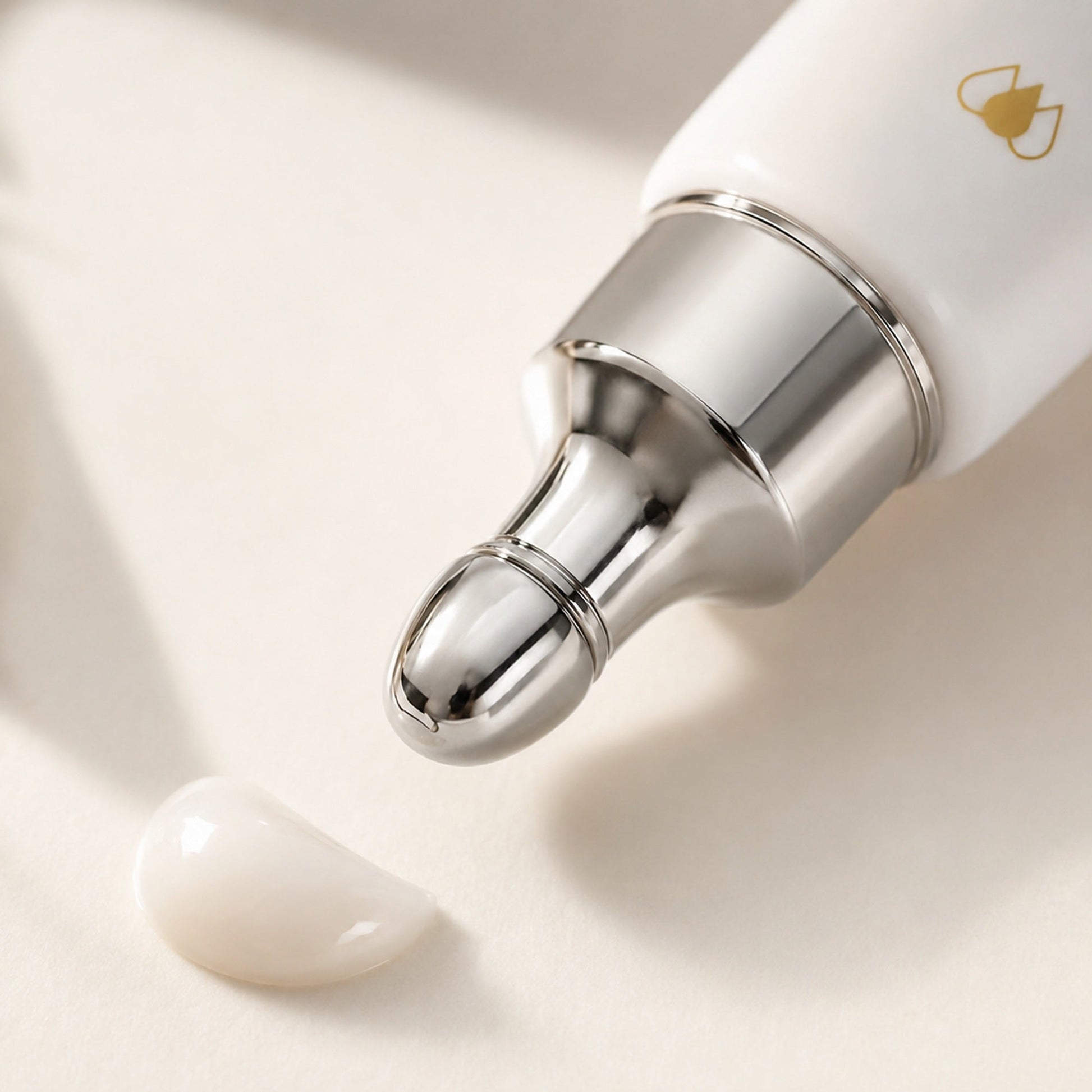 JoyPretty polypeptide eye cream chrome roller macro with smooth cream texture detail