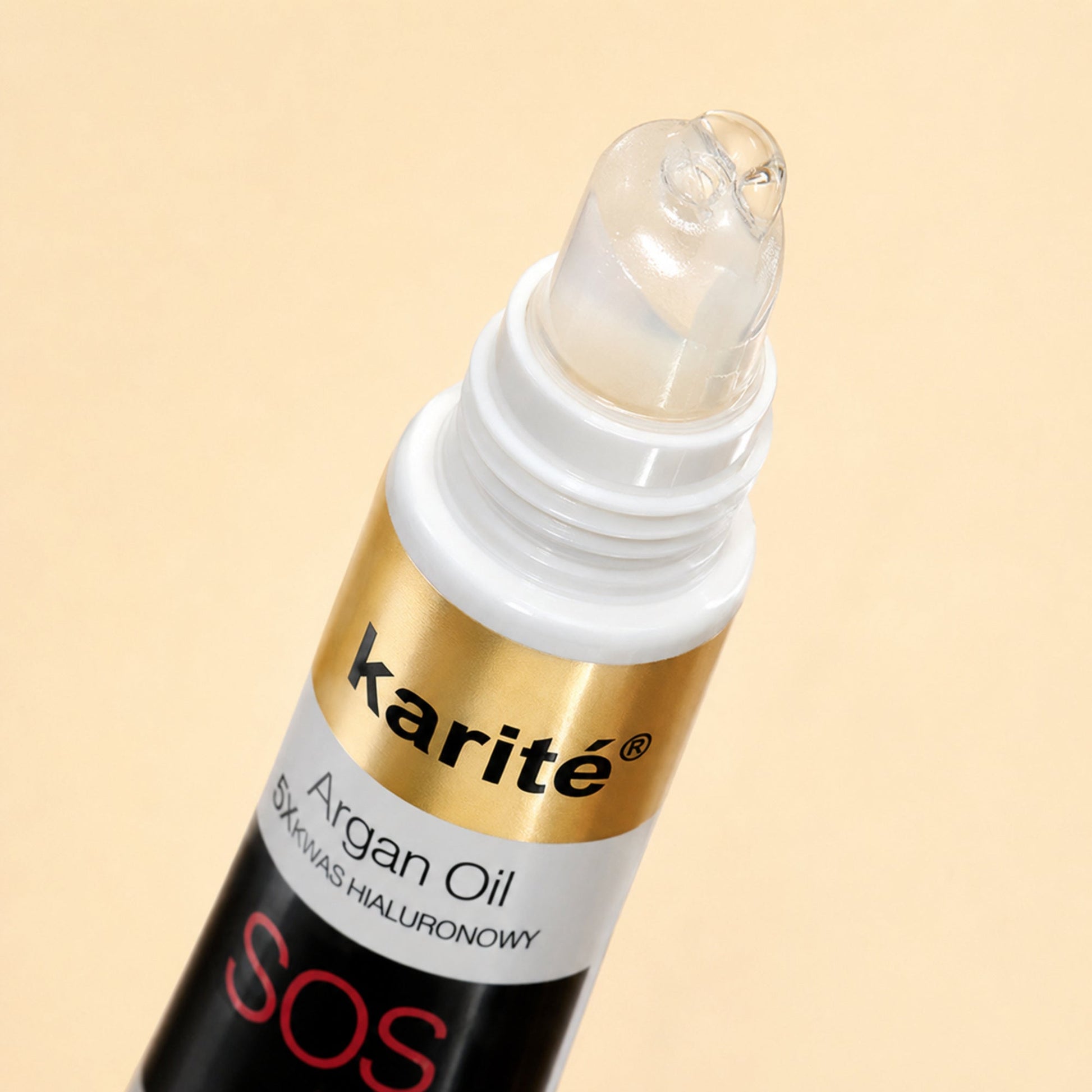 Karité lip plumper clear applicator and glossy serum shown in macro detail